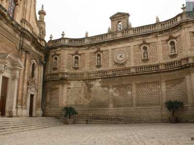 La costruzione settecentesca (edificata su una precedente chiesa romanica) � adagiata su un arioso piazzale e affiancata da un muraglione che serviva a proteggere i fedeli dai forti venti che arrivavano dai monti